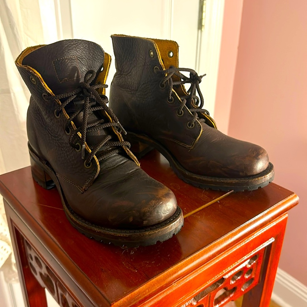 Frye Lace-Up Boots Vibram Soles 7.5